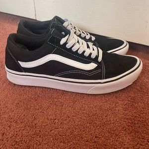 Vans old skool shoe - used but in good condition- women’s size 8.5